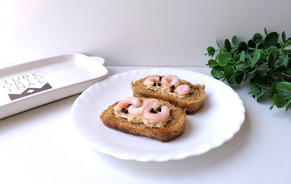 Wholegrain toasts with shrimps, truffle butter, and white truffle cream TubeORIGINAL