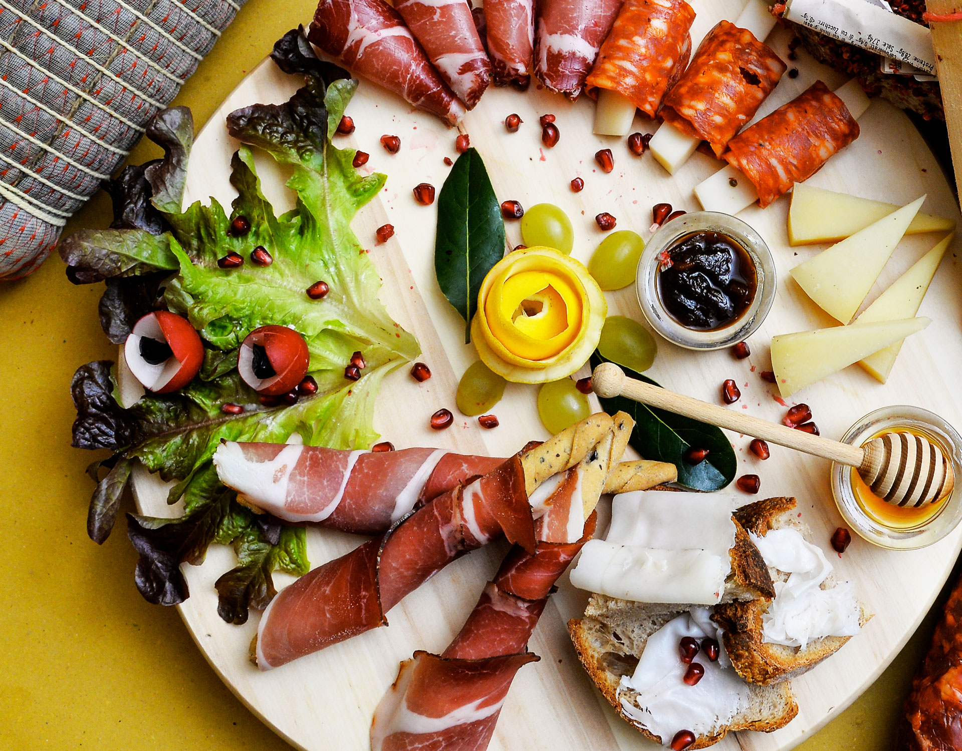 Easter lunch: enrich the cold cuts and cheese platter with TubeORIGINAL creams
